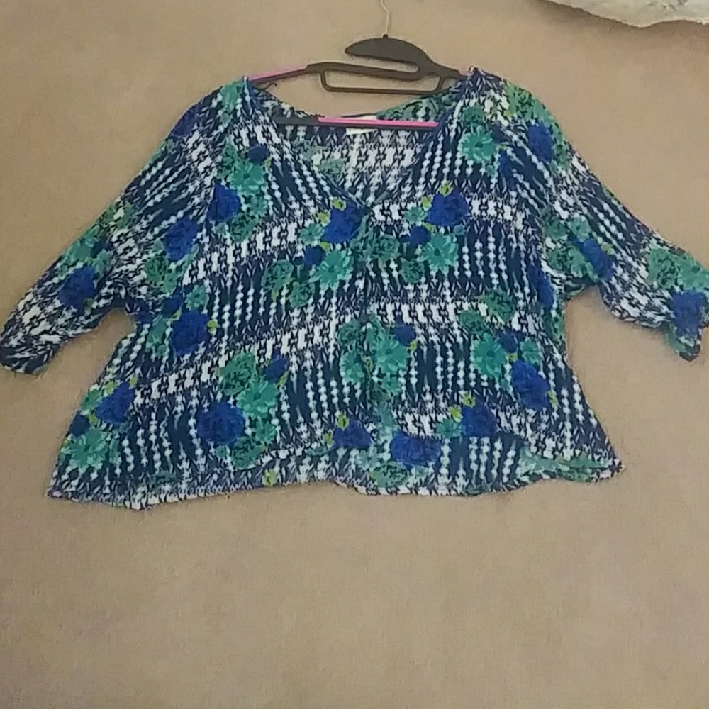 Floral top w/ cold shoulder